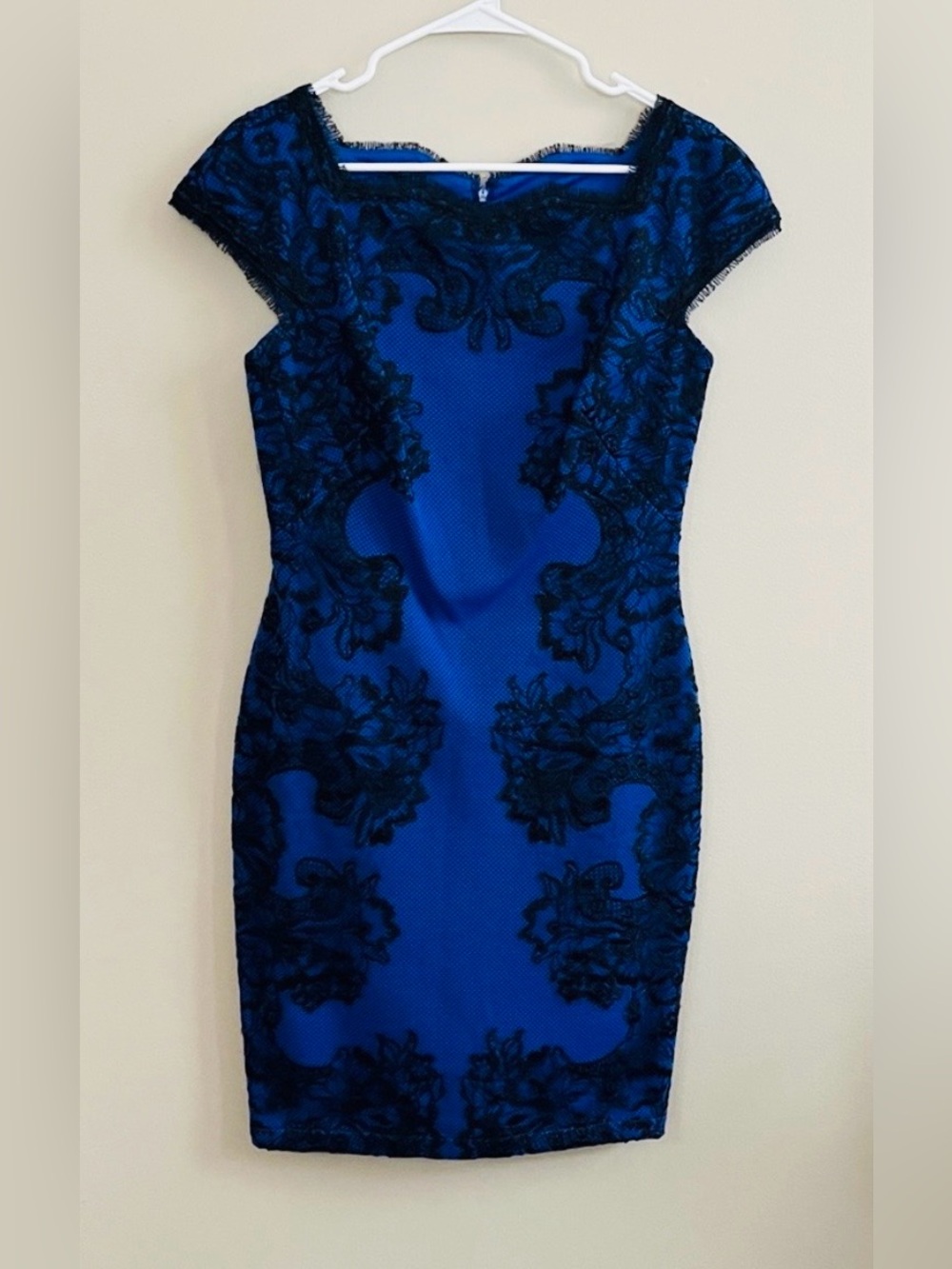 Tadashi Shoji black lace and royal blue cap sleeve sheath dress size medium